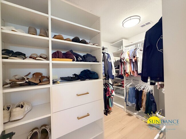 Building Photo - Stunning 3 Bedroom Home in Gulf Breeze with stand out accents!