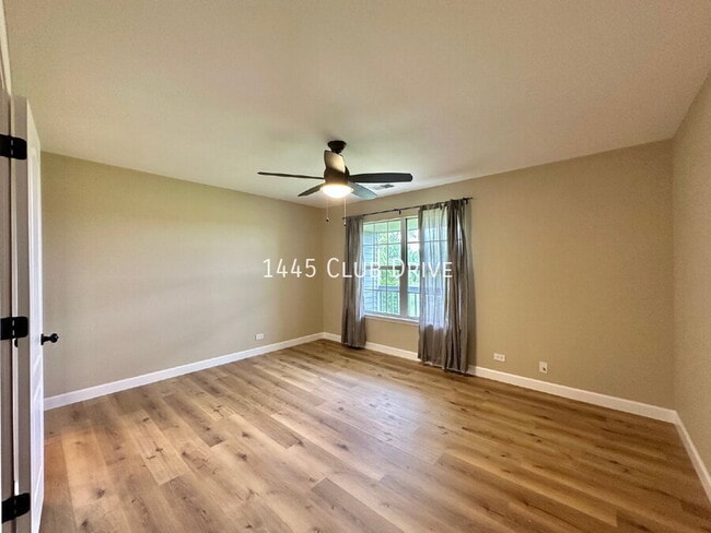 Building Photo - 1445 Club Dr