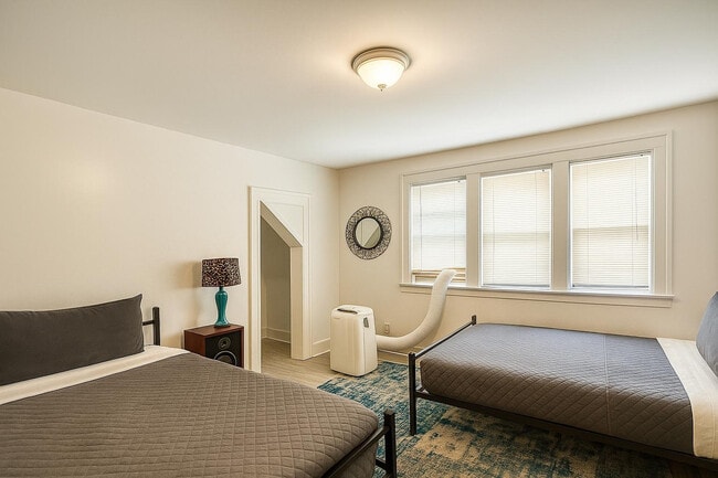 Building Photo - 607 E Euclid St