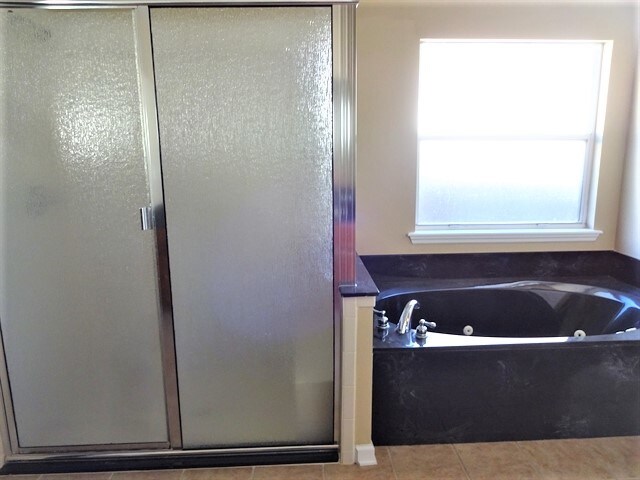 Building Photo - 633 Battlegate Ln