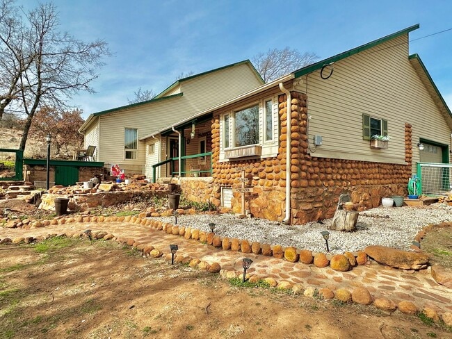 Building Photo - Rustic Charm