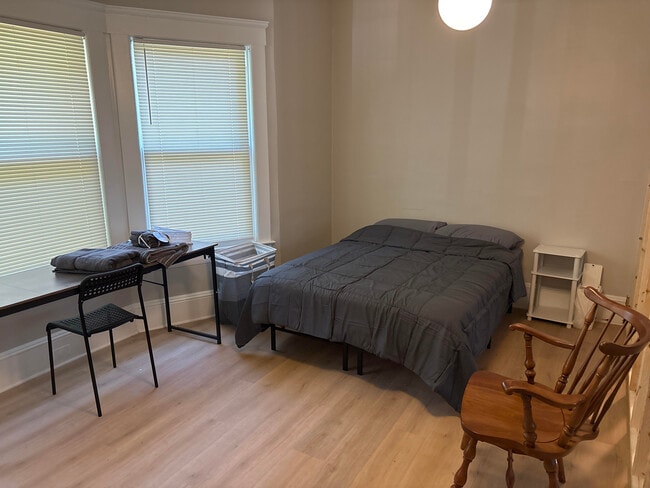 Building Photo - 1496 E 107th St