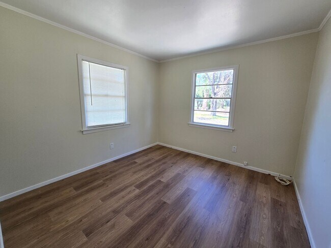 Building Photo - Charming 3 Bed / 2 Bath Annual Rental in S...