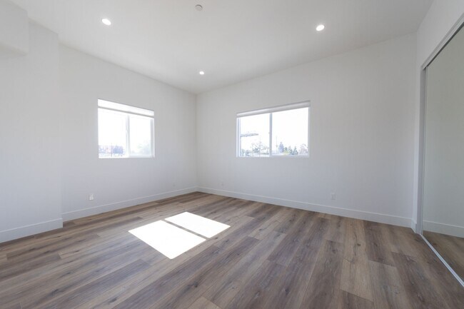 Building Photo - 4445 1/2 Auckland Ave