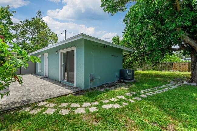Building Photo - 2831 N Seacrest Blvd