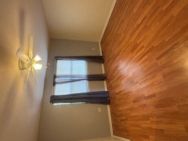 Building Photo - 8028 S Kingston Ave