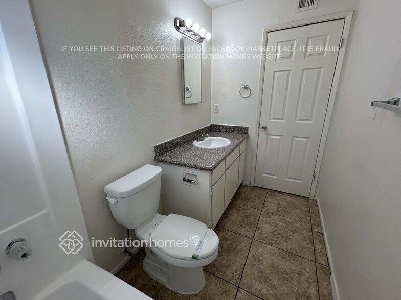 Building Photo - 8527 W Vale Dr