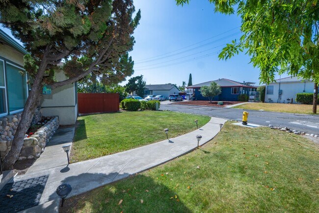 Building Photo - 3BR/2BA home with bonus room & additional ...