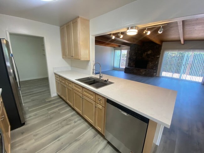 Building Photo - 3-Bed, 1-Bath Home, + Bonus Room/Office .....