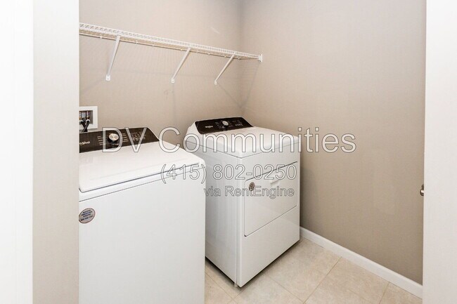 Building Photo - 7226 Hillsview Dr