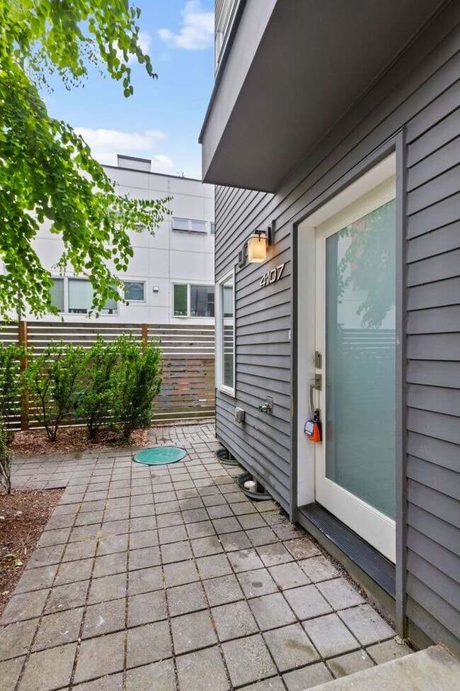 Building Photo - Trendy West Seattle Townhome w/Air Conditioning and Rooftop Deck