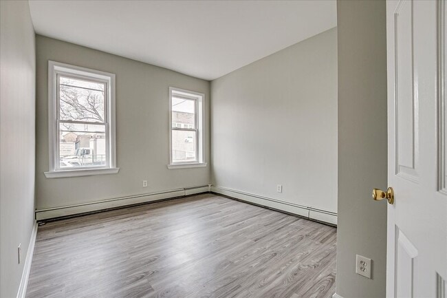 Building Photo - 422 Division St