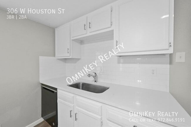 Building Photo - 306 W Houston St