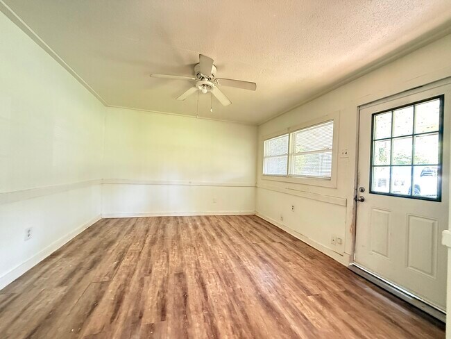 Building Photo - 208 Moss St