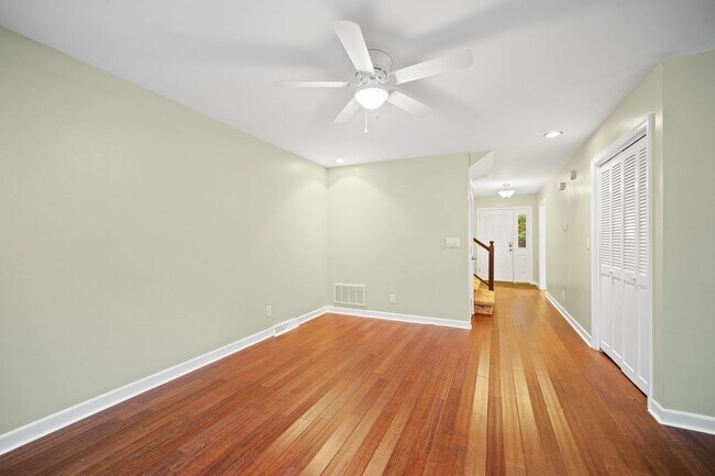Building Photo - 3 Bedroom, 2.5 Bath Condo on the Pebble Creek Golf Course
