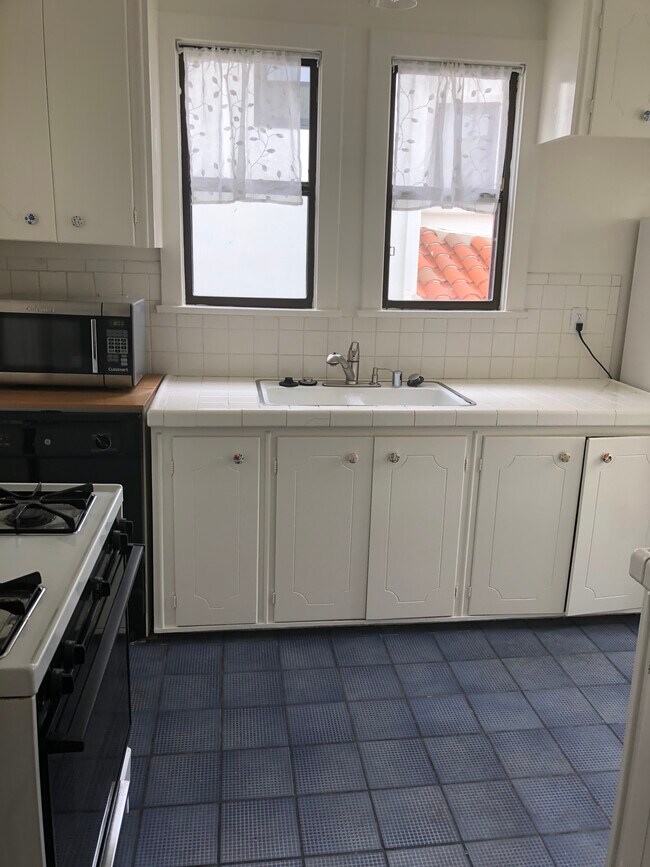 Kitchen - 556 Radcliffe Ave