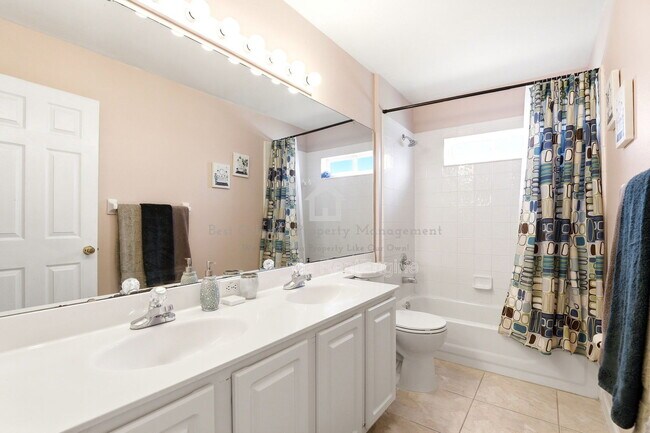Building Photo - 824 Lake Biscayne Way