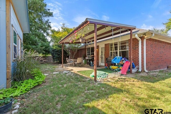 Building Photo - 308 Willow Rd