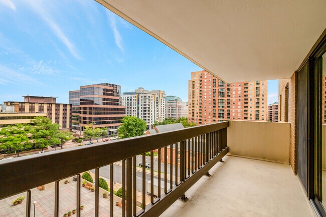 Building Photo - 3800 Fairfax Dr