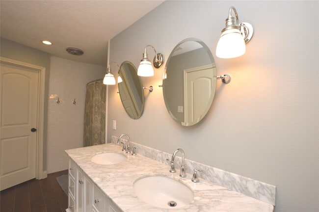 Building Photo - 2 Woodhaven Wood Ct