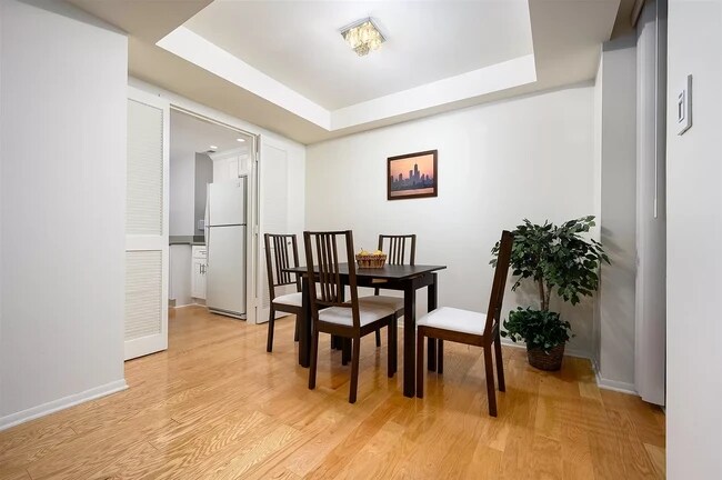 Building Photo - 40 E Delaware Pl