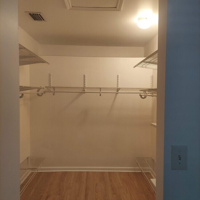Building Photo - 927 Northern Dr