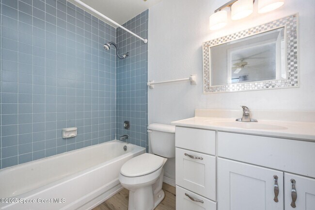 Building Photo - 2230 Golf Isle Dr