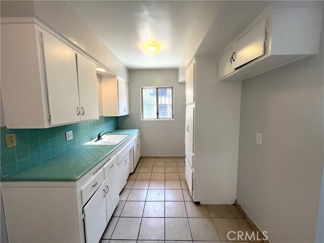 Building Photo - 620 W 82nd St