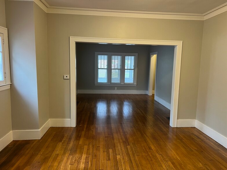 Building Photo - 1944 Oakwood Ave NE