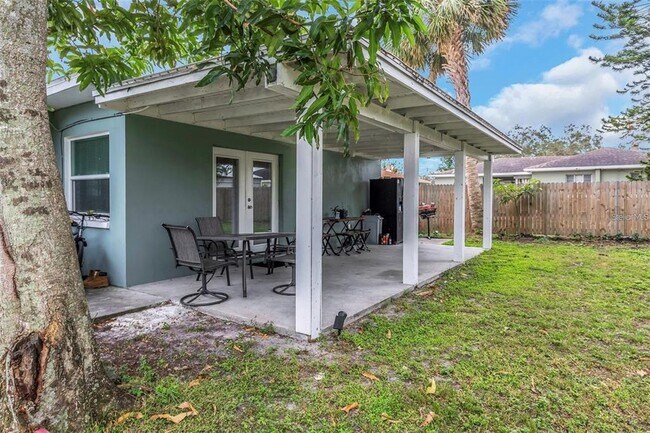 Building Photo - 206 N Himes Ave