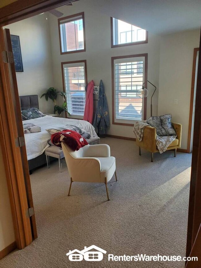 Building Photo - 2 Bedroom, 4 Bath Townhouse in a Great Riv...