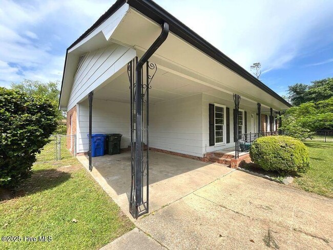 Building Photo - 5205 Dakota Ct