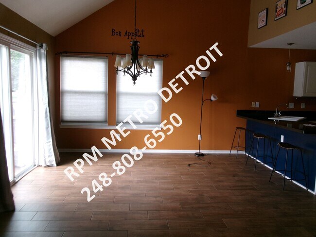Building Photo - SPACIOUS HOME IN BROWNSTOWN