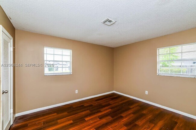 Building Photo - 1581 Wyndcliff Dr