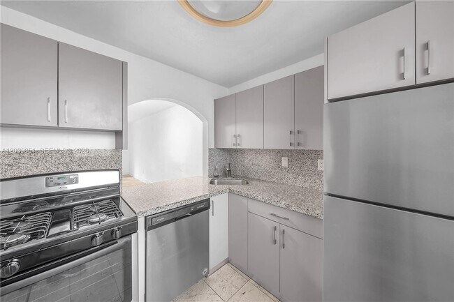 Building Photo - 8650 SW 67th Ave