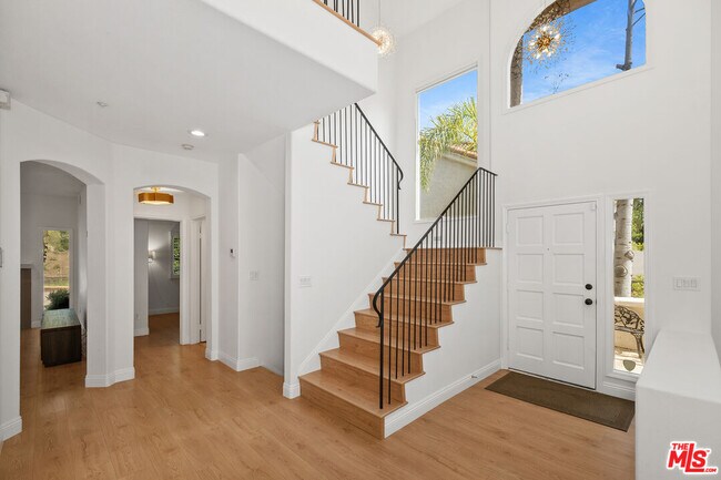 Building Photo - 622 Palisades Dr