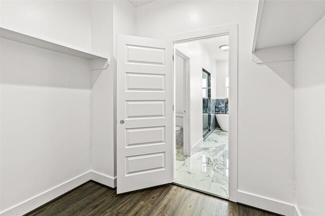 Building Photo - 2204 Hoskins Dr