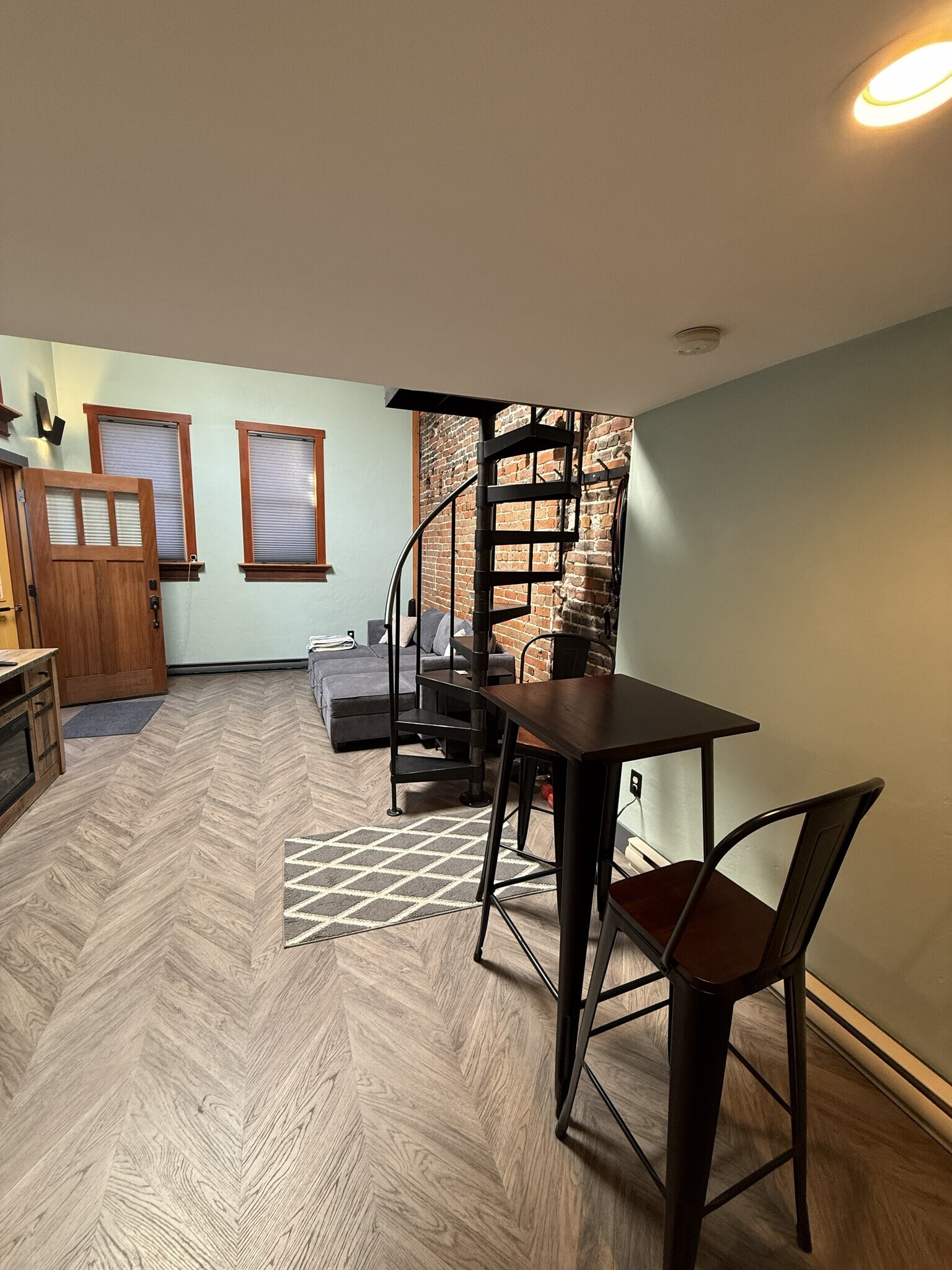 Building Photo - 140 W 1st St