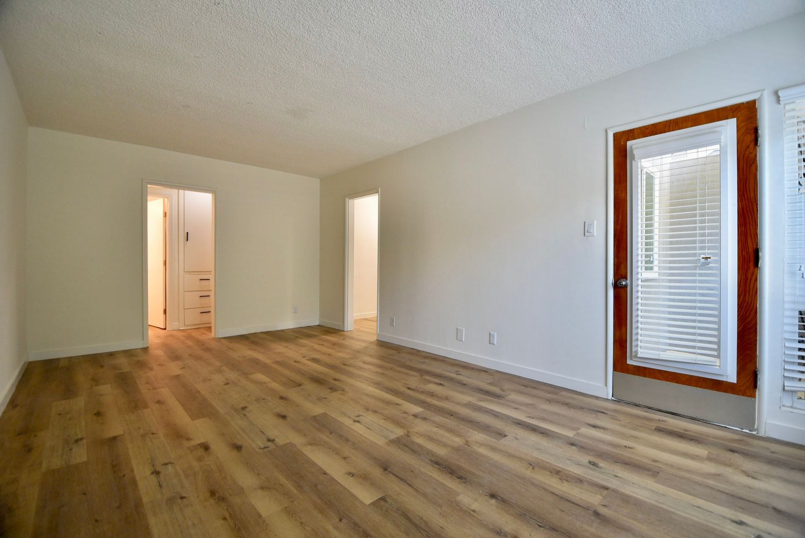Building Photo - 527 Serrano Ave