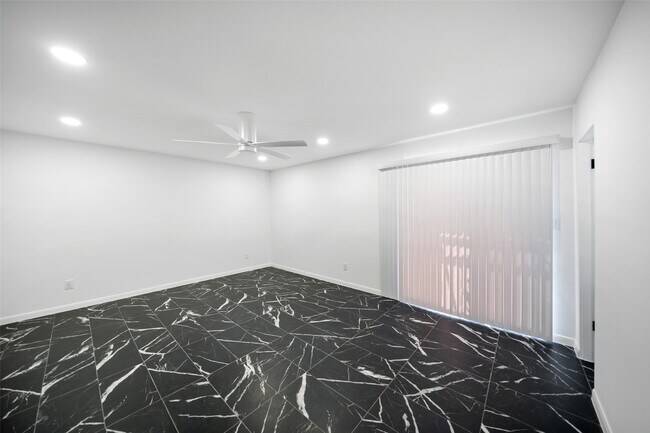 Building Photo - 2101 Fountain View Dr