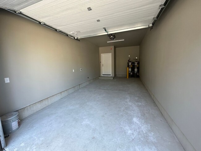 Building Photo - New 5 Bedroom / 5.5 Bath Townhome w/ A/C i...