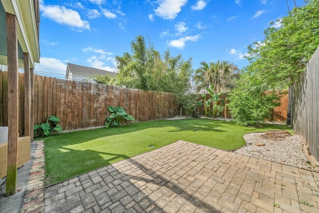 Building Photo - 513 W 22nd St