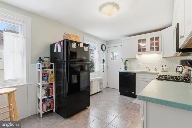 Building Photo - 405 Leverington Ave