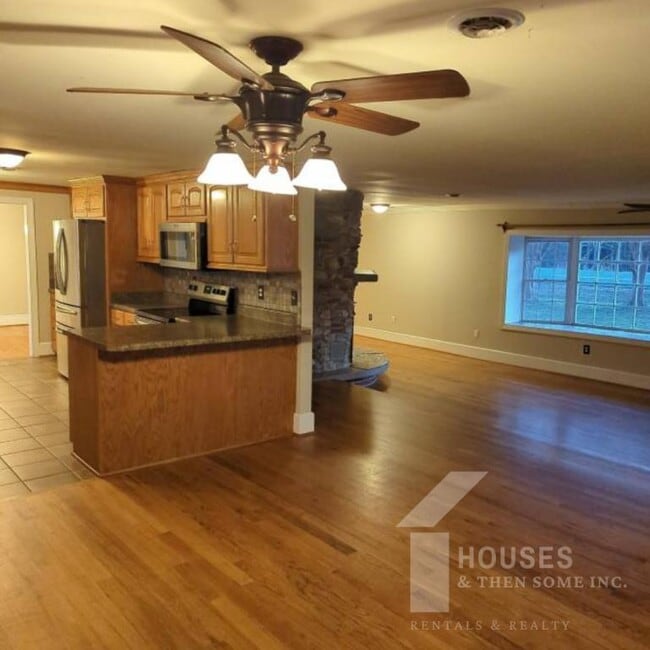 Building Photo - 443 Chastain Rd