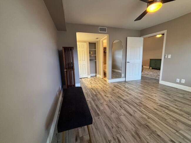 Building Photo - 1035 Lake Shore Dr