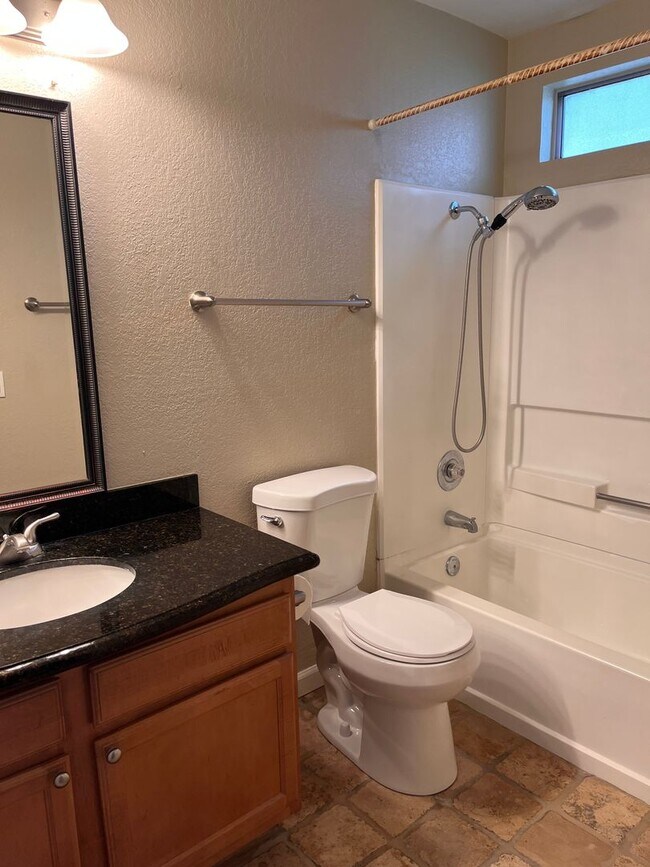 Building Photo - 2 Bedroom 2 Bathroom Condo Close to Freeway, Schools & Shopping