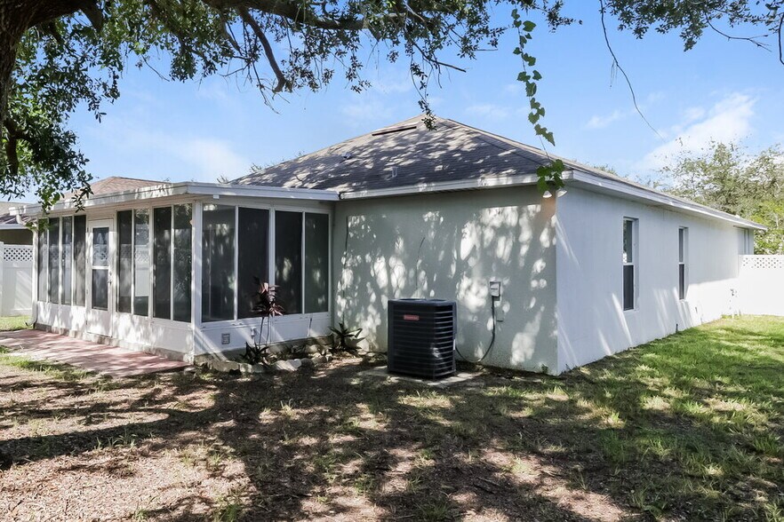 Building Photo - 927 Brenton Leaf Dr