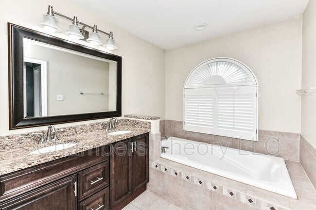 Building Photo - 6033 Woodlake Ln