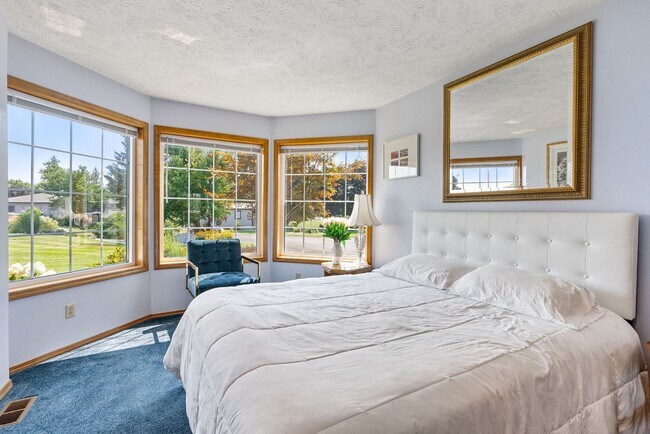 Building Photo - Stunning Home and Three Bay Shop Along Spo...