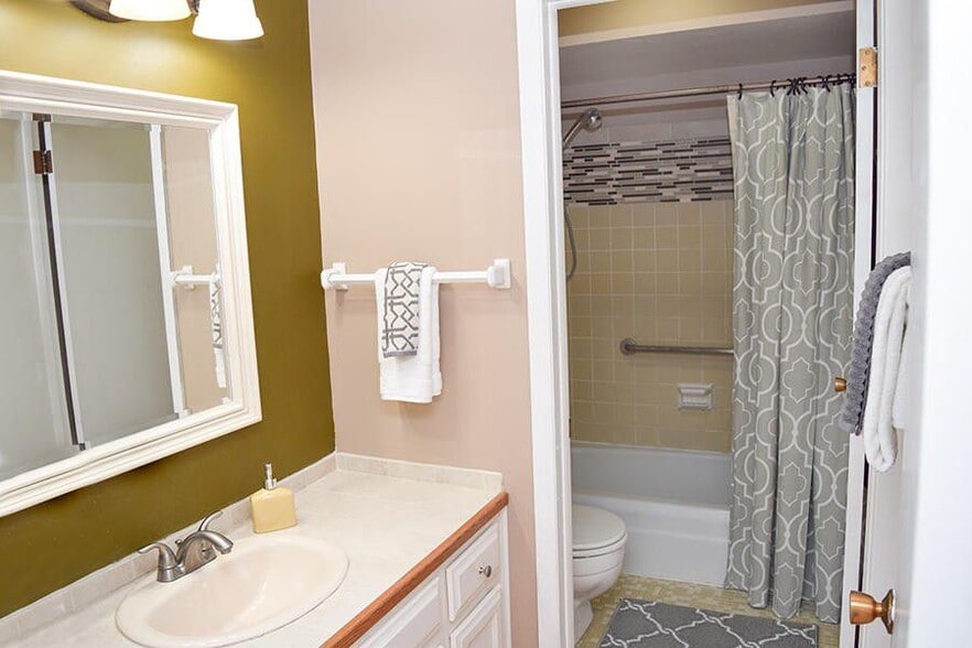Building Photo - 2076 Chateau Ct